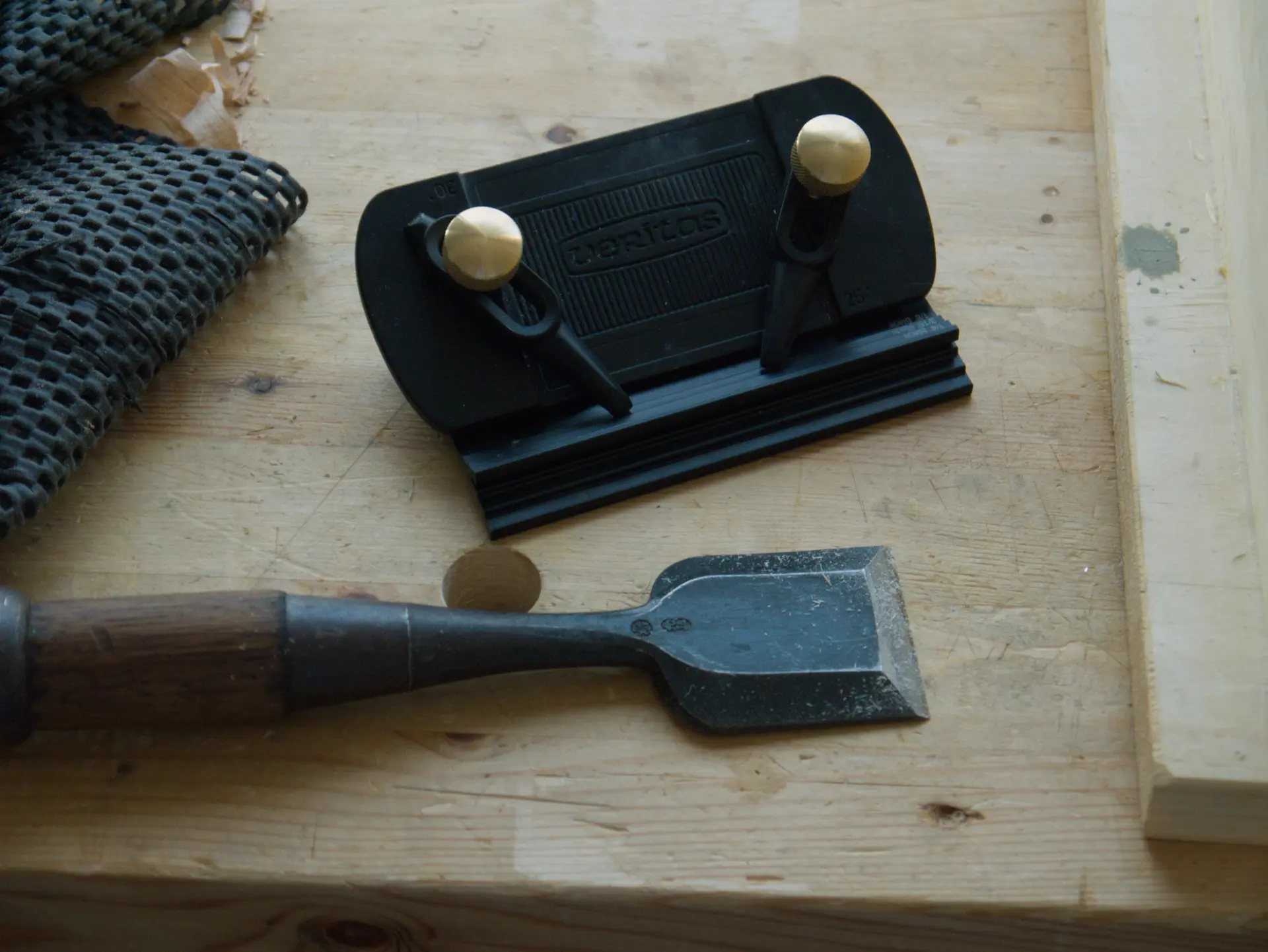Honing jig and japanese chisel